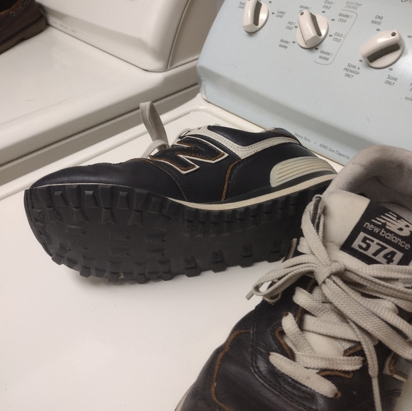 7.5 New Balance all leather black coach . - Picture 3 of 4